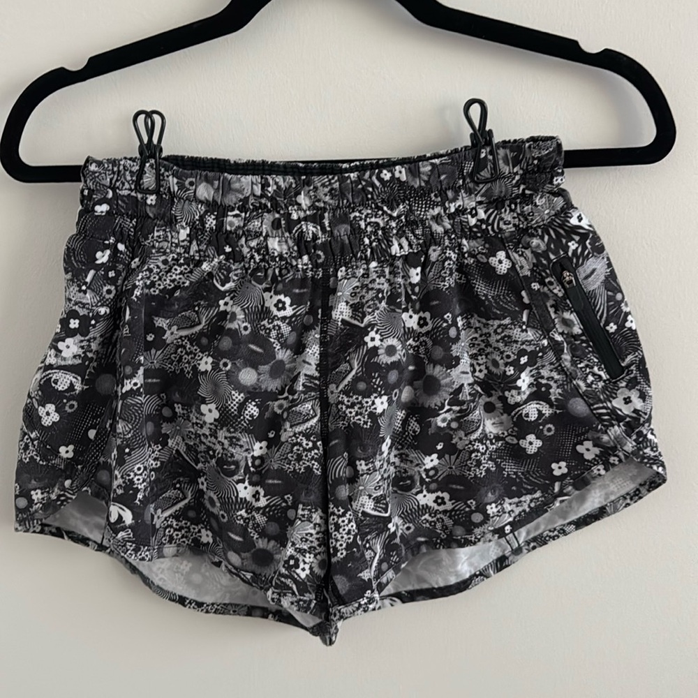 Lululemon Seawheeze 2017 Tracker Low-Rise Lined. Size 8. Color: Counter Culture.